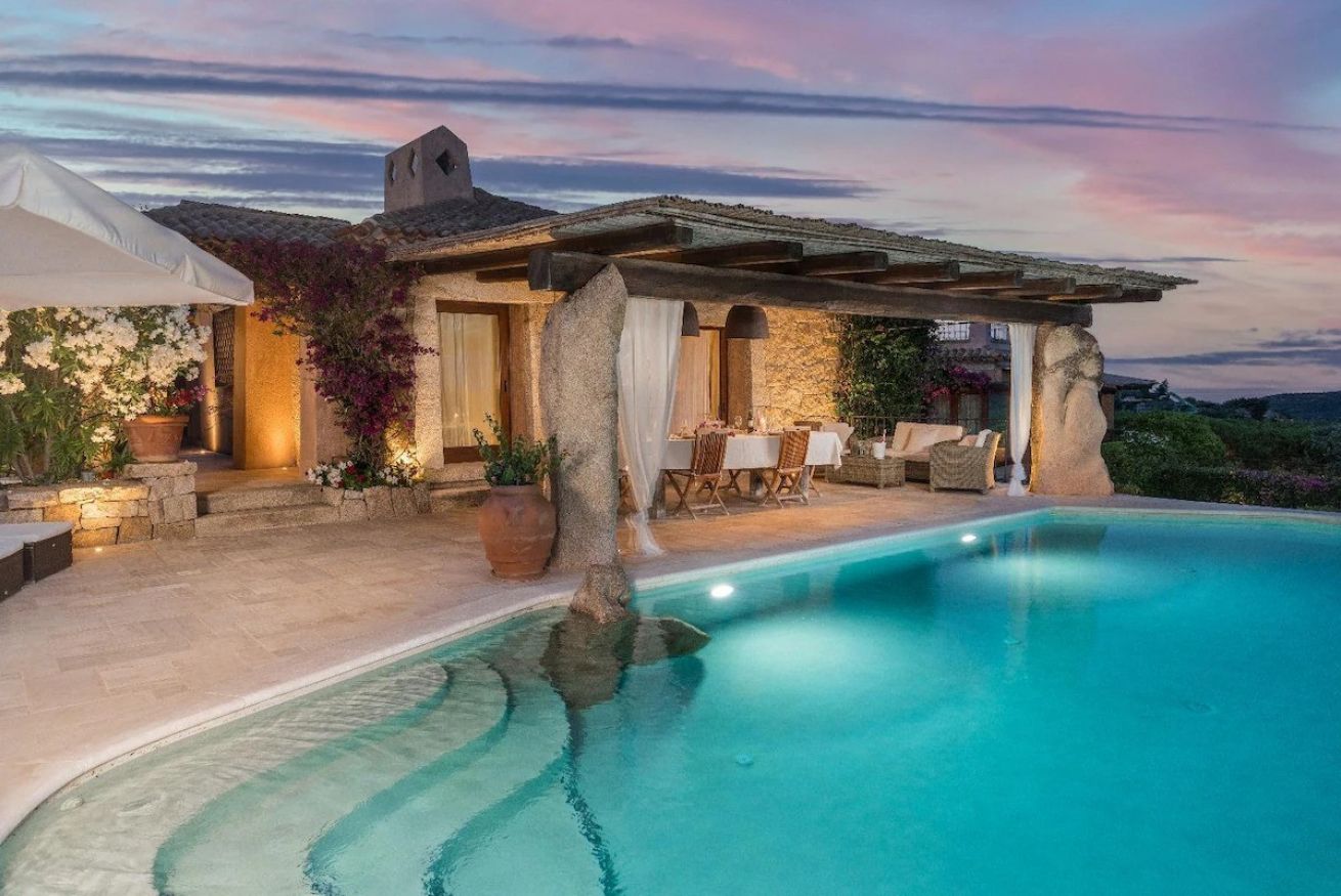 cala-di-volpe-luxury-villa-infinite-pool-sea-view-01