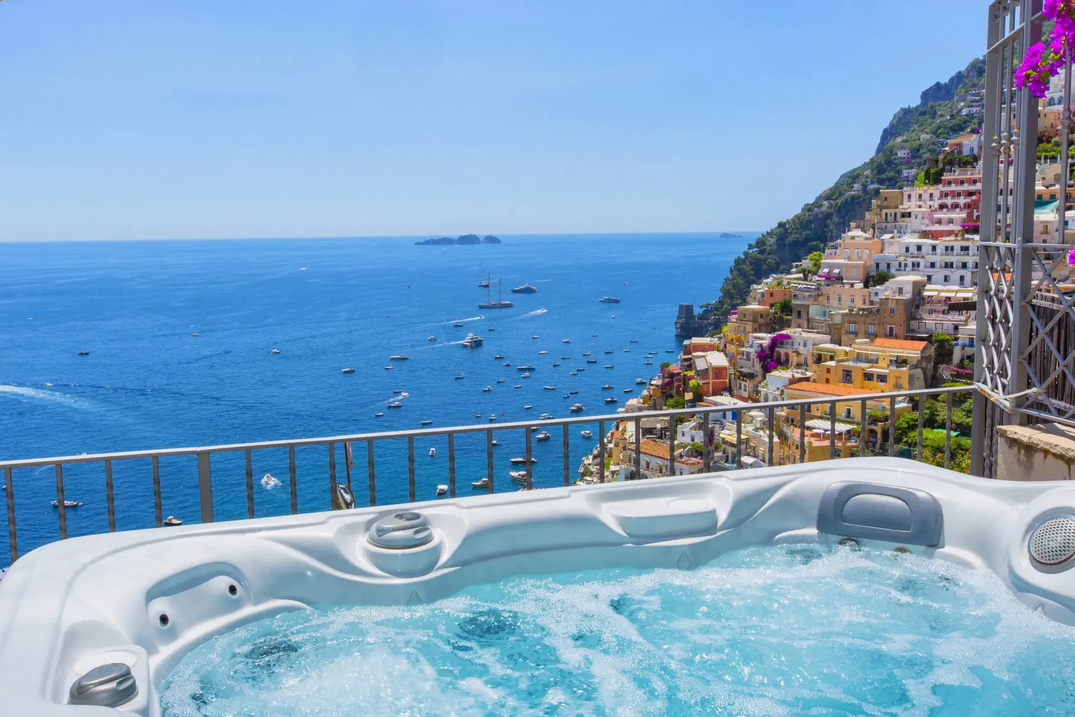 Vasca idromassaggio con vista sul mare e sul borgo costiero arroccato sulla scogliera