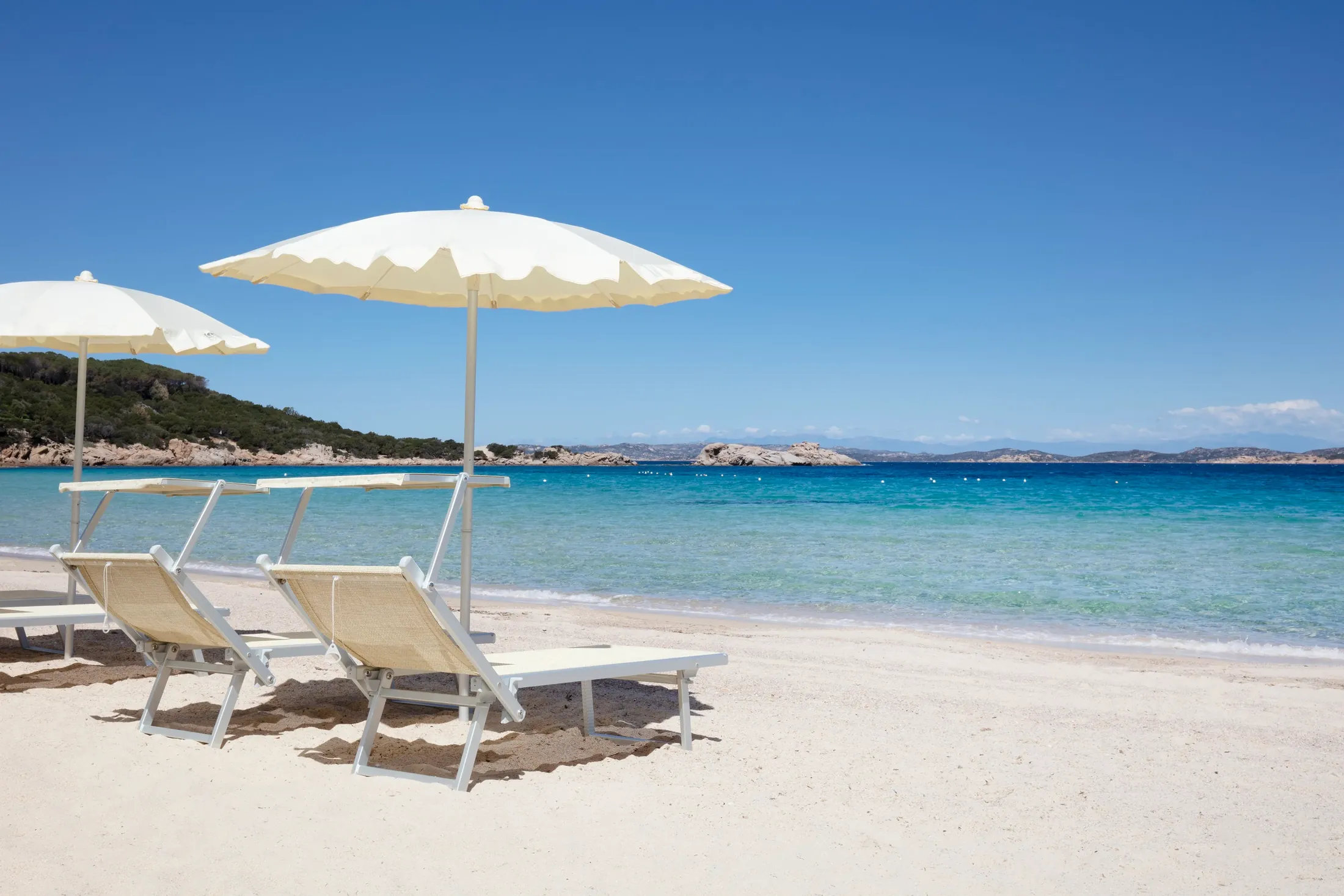 10 - Baja Sardinia spiaggia lettini