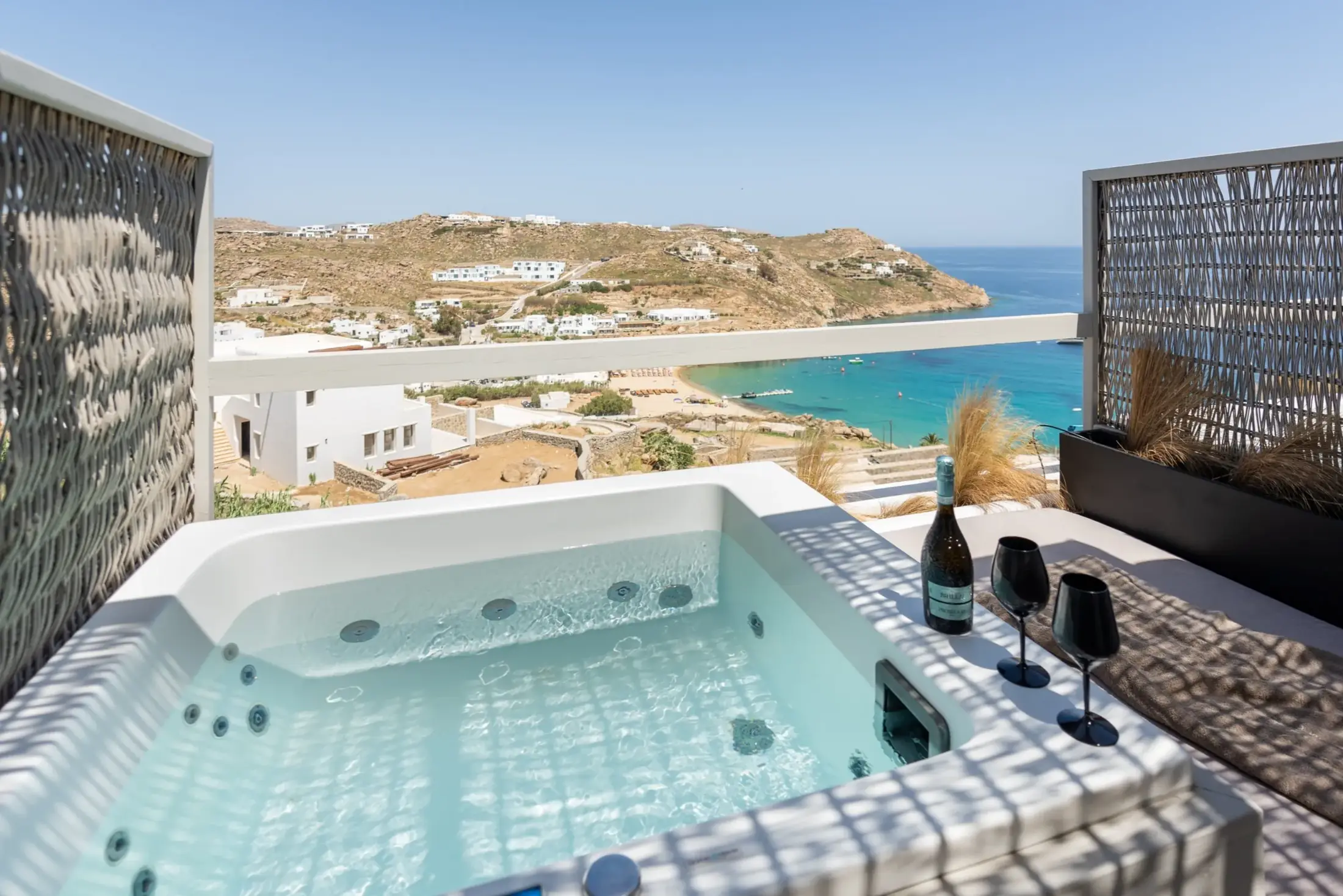 13 - Mykonos South Coast jacuzzi vista baia
