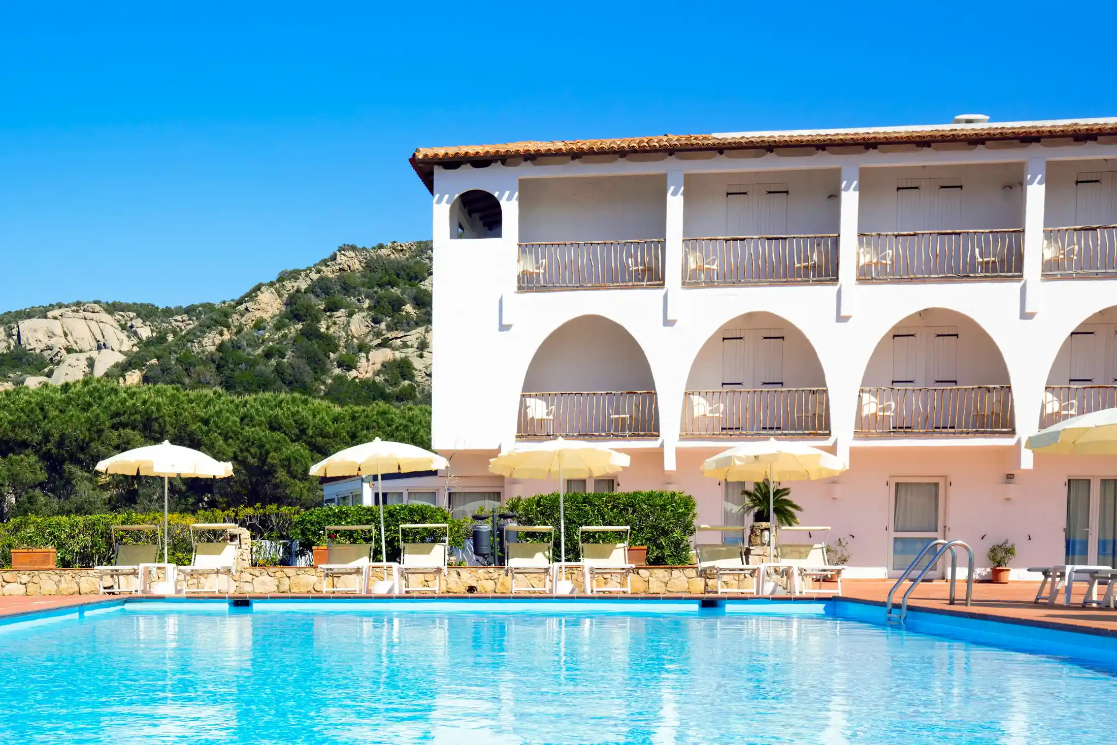 6 - Baja Sardinia esterno hotel piscina