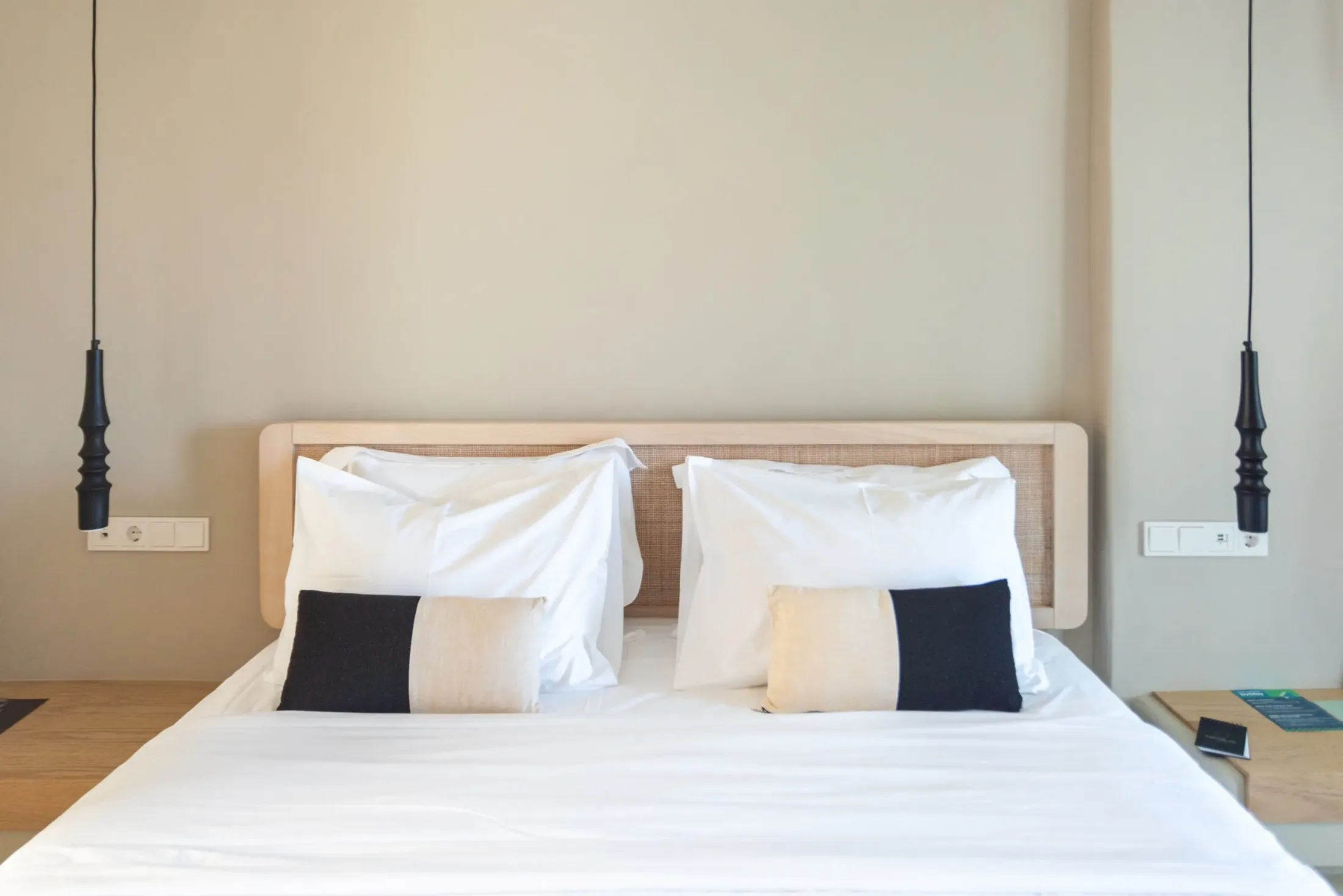 7 - Mykonos South Coast testata letto dettaglio