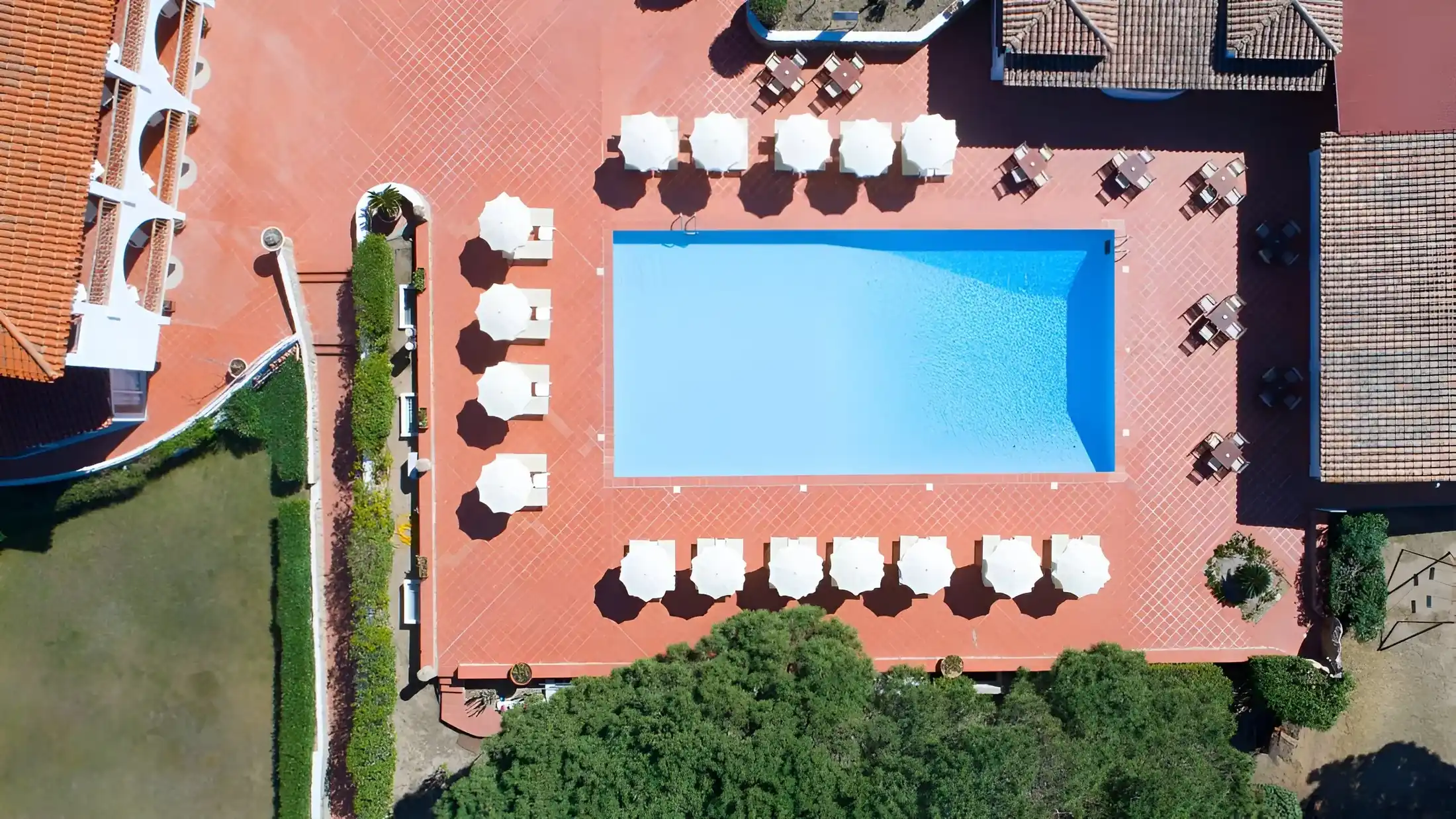 8 - Baja Sardinia piscina drone